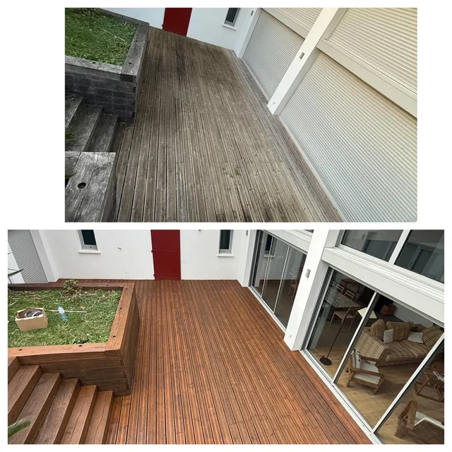 Lames de bois grisées puis redevenues brunes après brossage à sec, maison aux volets rouges au Pays Basque